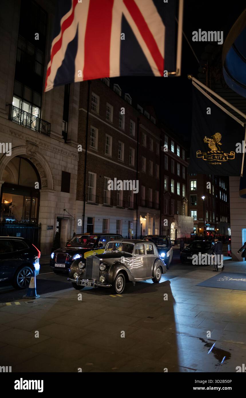Une Rolls Royce classique garée devant l'entrée de l'hôtel RITZ, situé sur Piccadilly, au coeur du quartier de Mayfair à Londres, Angleterre, Royaume-Uni Banque D'Images