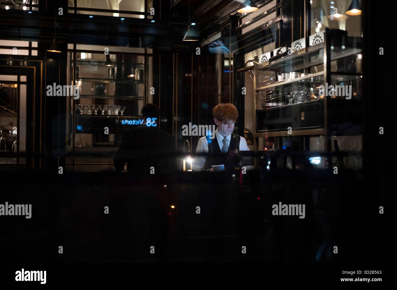 Un serveur illuminé dans le Wolseley, café-restaurant situé à Mayfair, sur l'emblématique Piccadilly de Londres, Londres, Angleterre, Royaume-Uni Banque D'Images