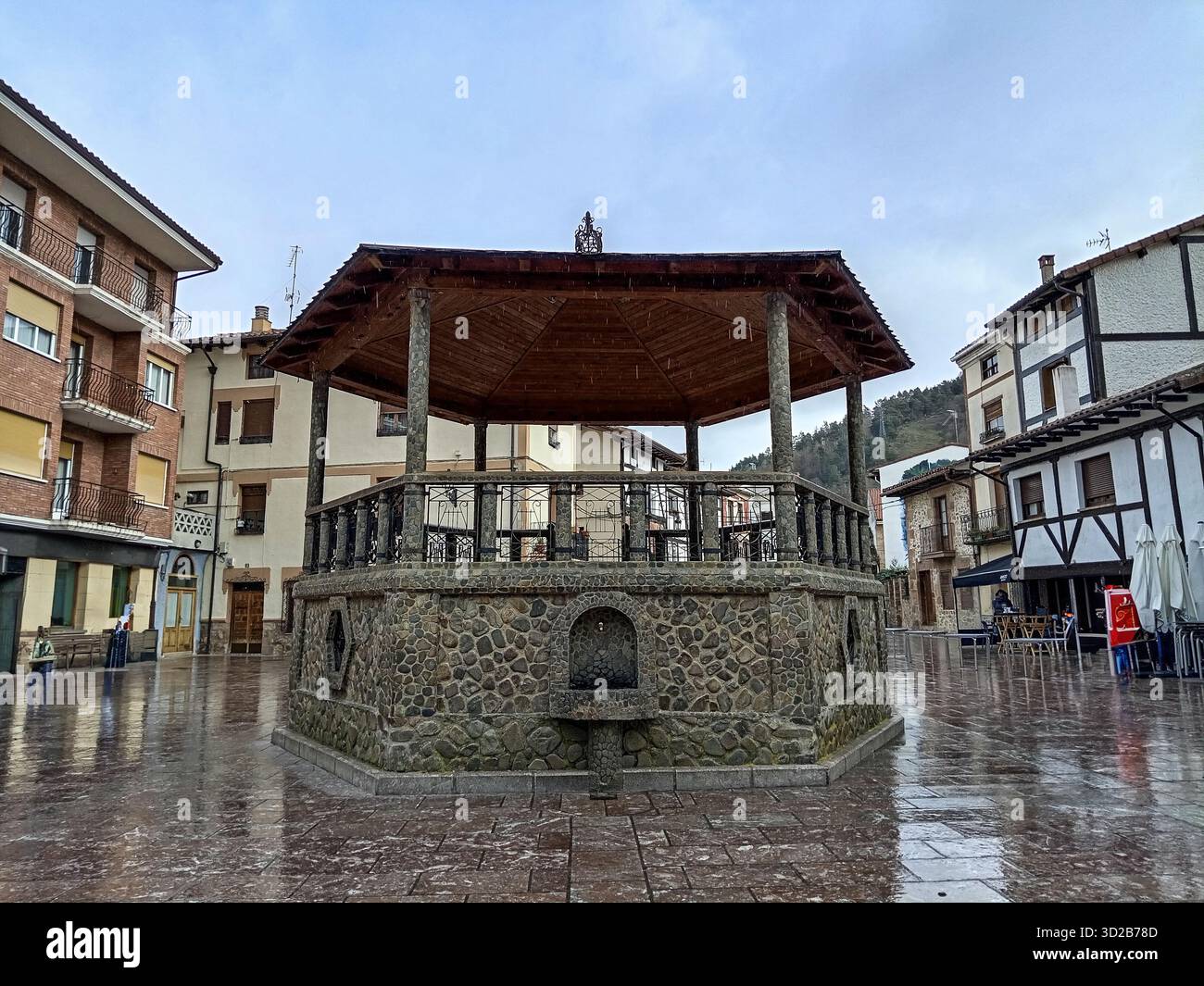 Kiosque en pierre avec toit en bois sur la place principale d'Ezcaray, la Rioja Banque D'Images