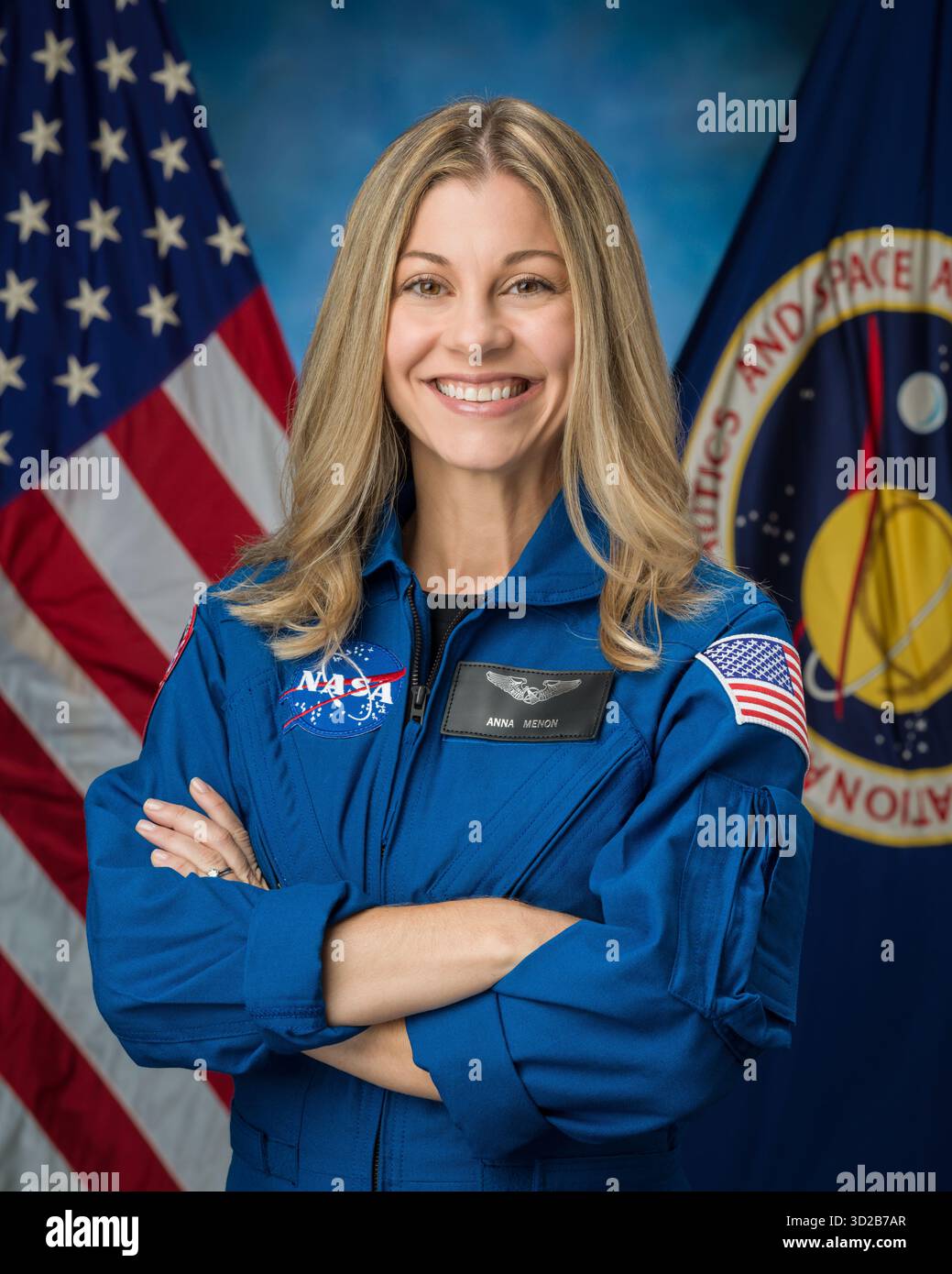 Houston (États-Unis d'Amérique). 16 septembre 2025. La candidate astronaute de la NASA Anna Menon, portrait officiel portant une combinaison de vol bleue au Johnson Space Center, le 16 septembre 2025 à Houston, Texas. Crédit : Josh Valcarcel/NASA photo/Alamy Live News Banque D'Images