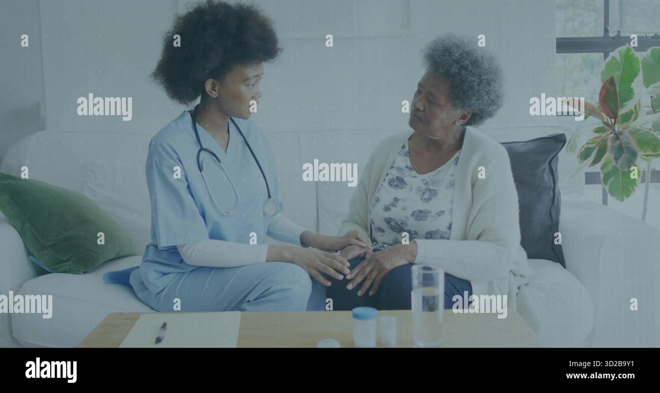 Infirmière assise dans les gommages réconfortant le patient sur le canapé à la maison, stéthoscope et bouteilles de pilules sur la table Banque D'Images