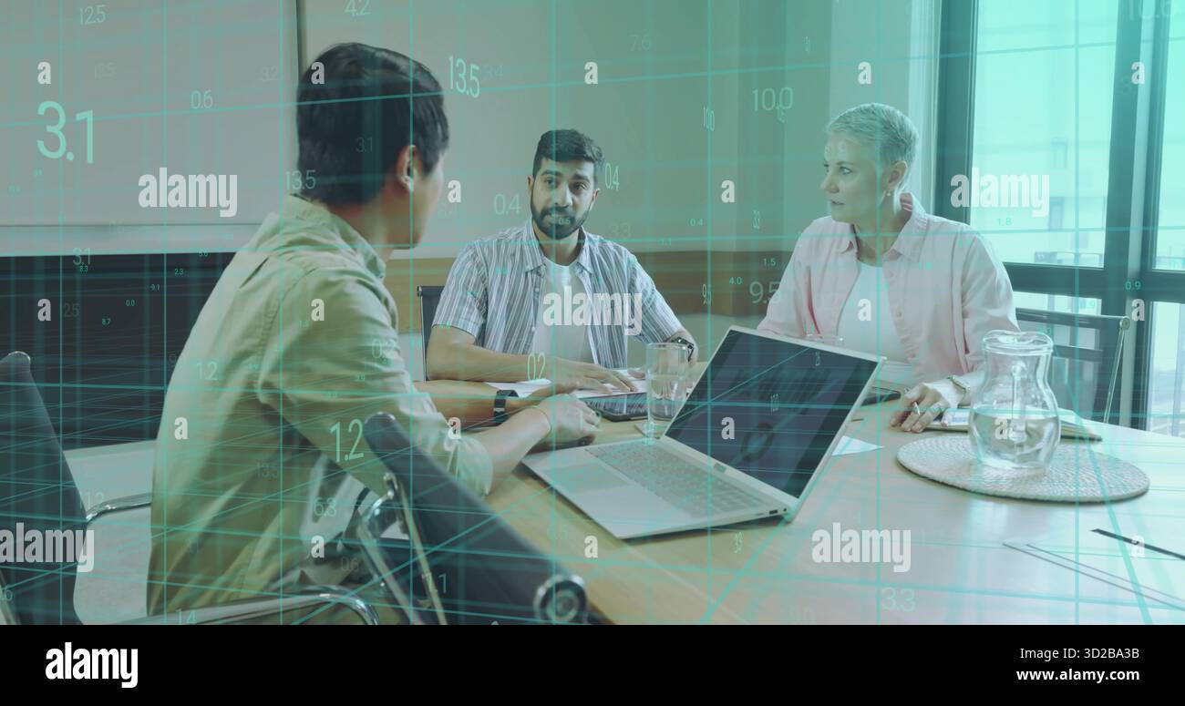 Discutant des superpositions de données, trois professionnels analysant des rapports à la table de réunion avec des ordinateurs portables Banque D'Images