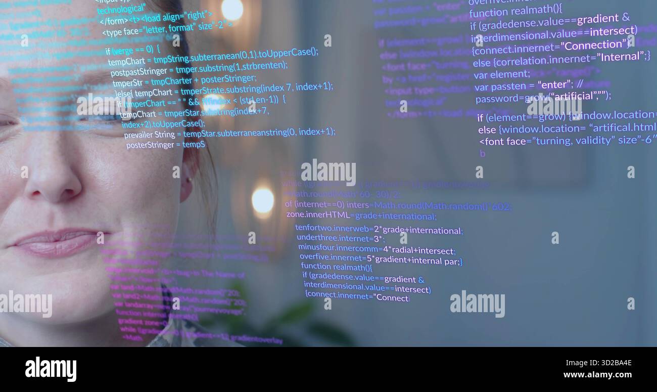 Regardant développeur de logiciels analysant le code dans l'espace de travail à la maison, avec écran translucide, espace de copie Banque D'Images