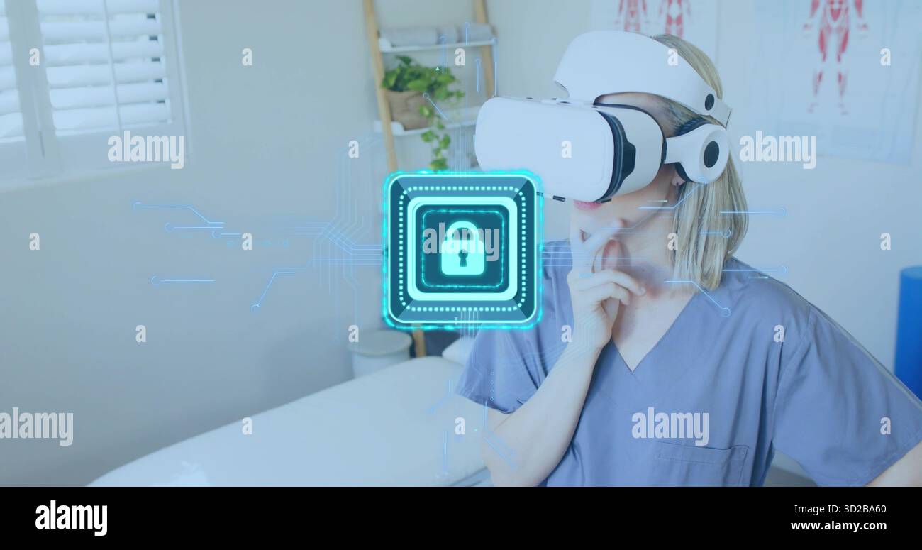 Clinicien interactif portant des gommages, casque VR dans la salle d'examen, avec verrou holographique, espace de copie Banque D'Images