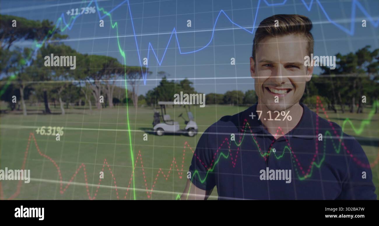 Homme debout dans un polo foncé sur le fairway de golf, avec voiturette de golf, superpositions de cartes, espace de copie Banque D'Images