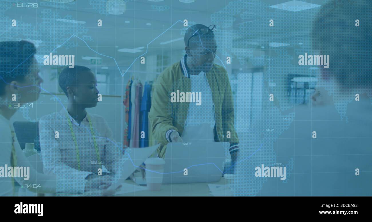 Leaning Black designer en veste moutarde guidant l'équipe à la table du studio de design, avec ordinateur portable, échantillons Banque D'Images