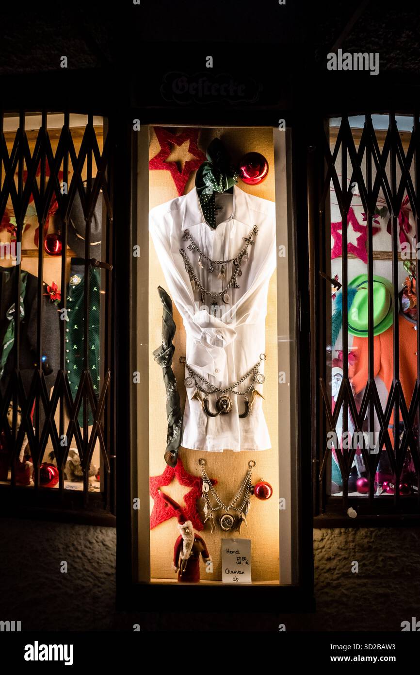 Munich, Allemagne - 01 janvier 2015 - exposition hantée de la salle d'évasion avec chaînes et figurine du père noël. Banque D'Images