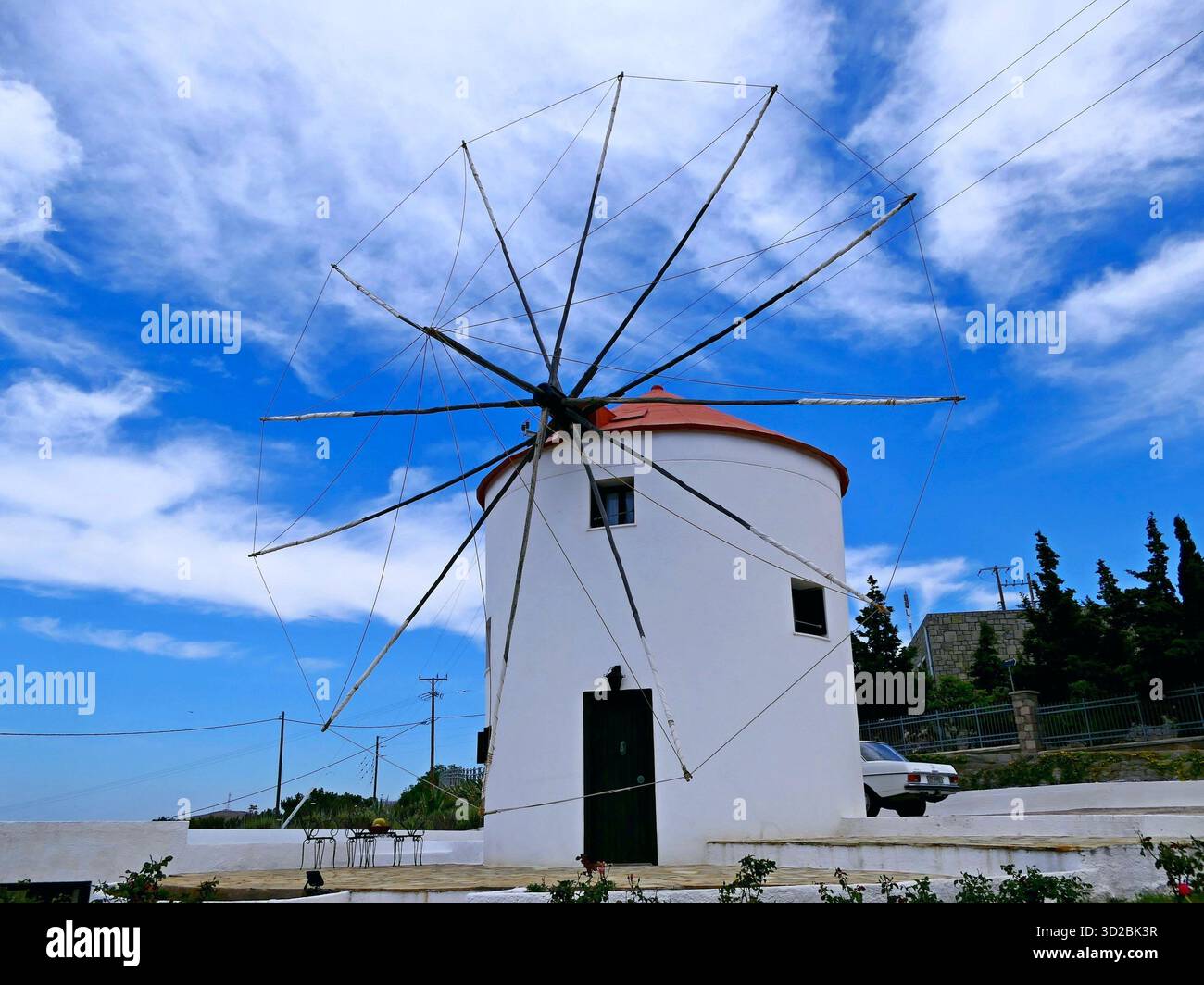 Un vieux moulin à vent est un point de repère local dans le pittoresque village grec Sigri, Lesbos, Grèce Banque D'Images