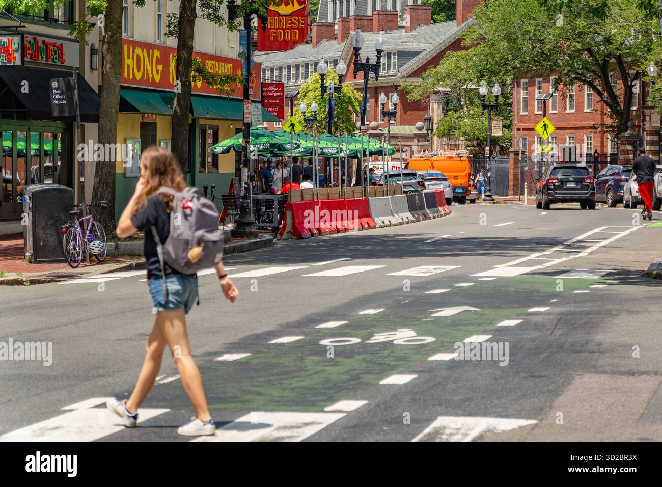 Cambridge, ma, États-Unis-15 juillet 2025 : les piétons marchent par une journée d'été ensoleillée sur le trottoir animé Harvard Square. Banque D'Images