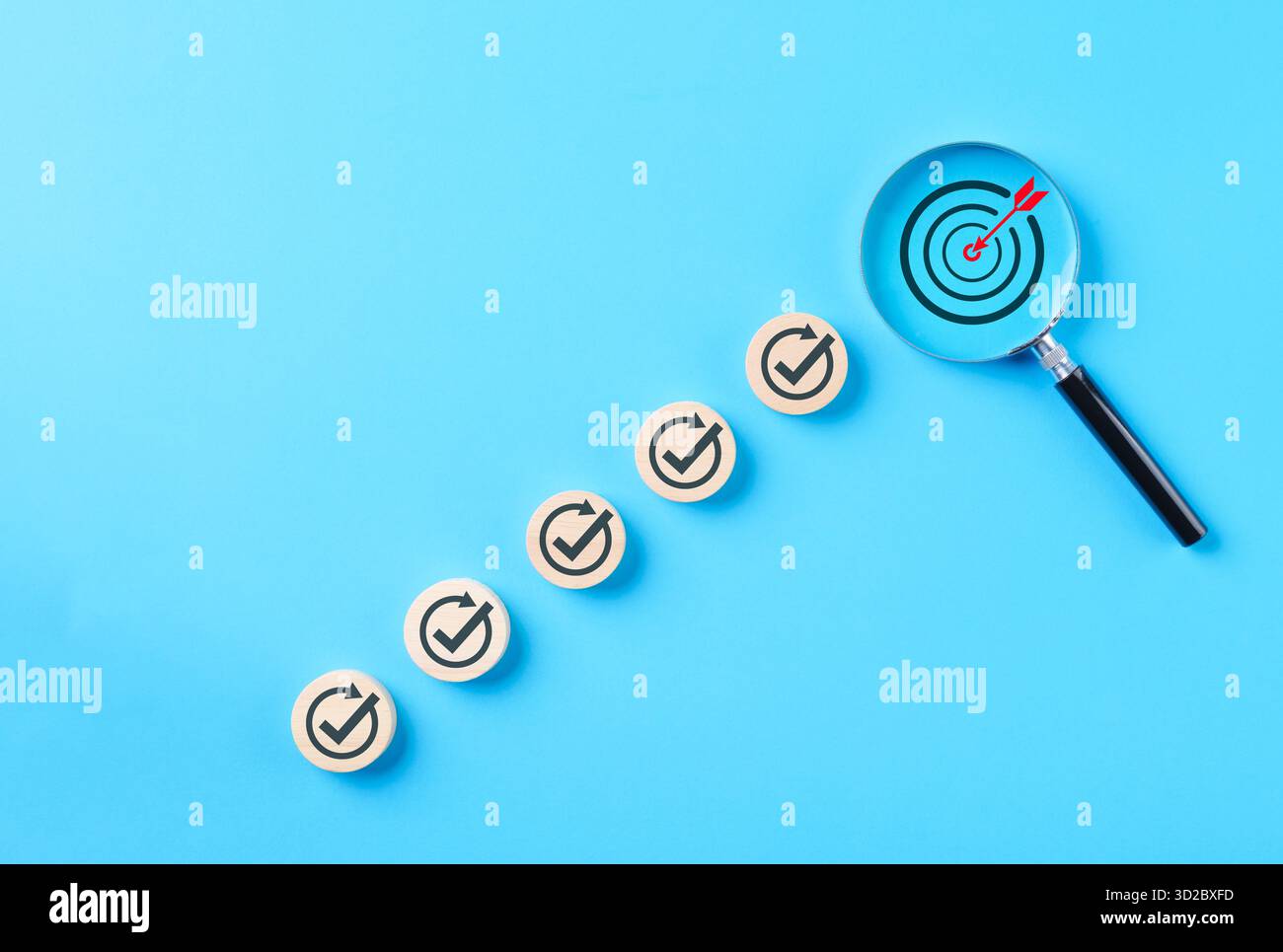 Concept des étapes de réalisation des objectifs et des objectifs de l'entreprise. Blocs de bois coche et loupe sur la cible symbolisant le succès, le progrès, la croissance, Banque D'Images