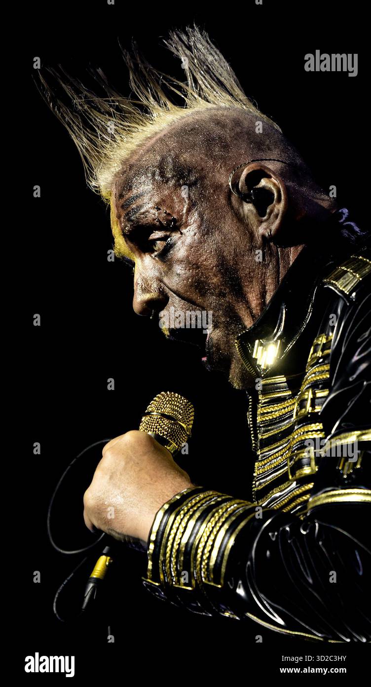 AMSTERDAM - jusqu'à Lindemann lors d'une performance solo (Meine Welt Tour) au Ziggo Dome. Le musicien allemand est surtout connu comme chanteur et auteur-compositeur du groupe Rammstein. ANP RAMON VAN FLYMEN netherlands Out - belgique Out Credit : ANP/Alamy Live News Banque D'Images