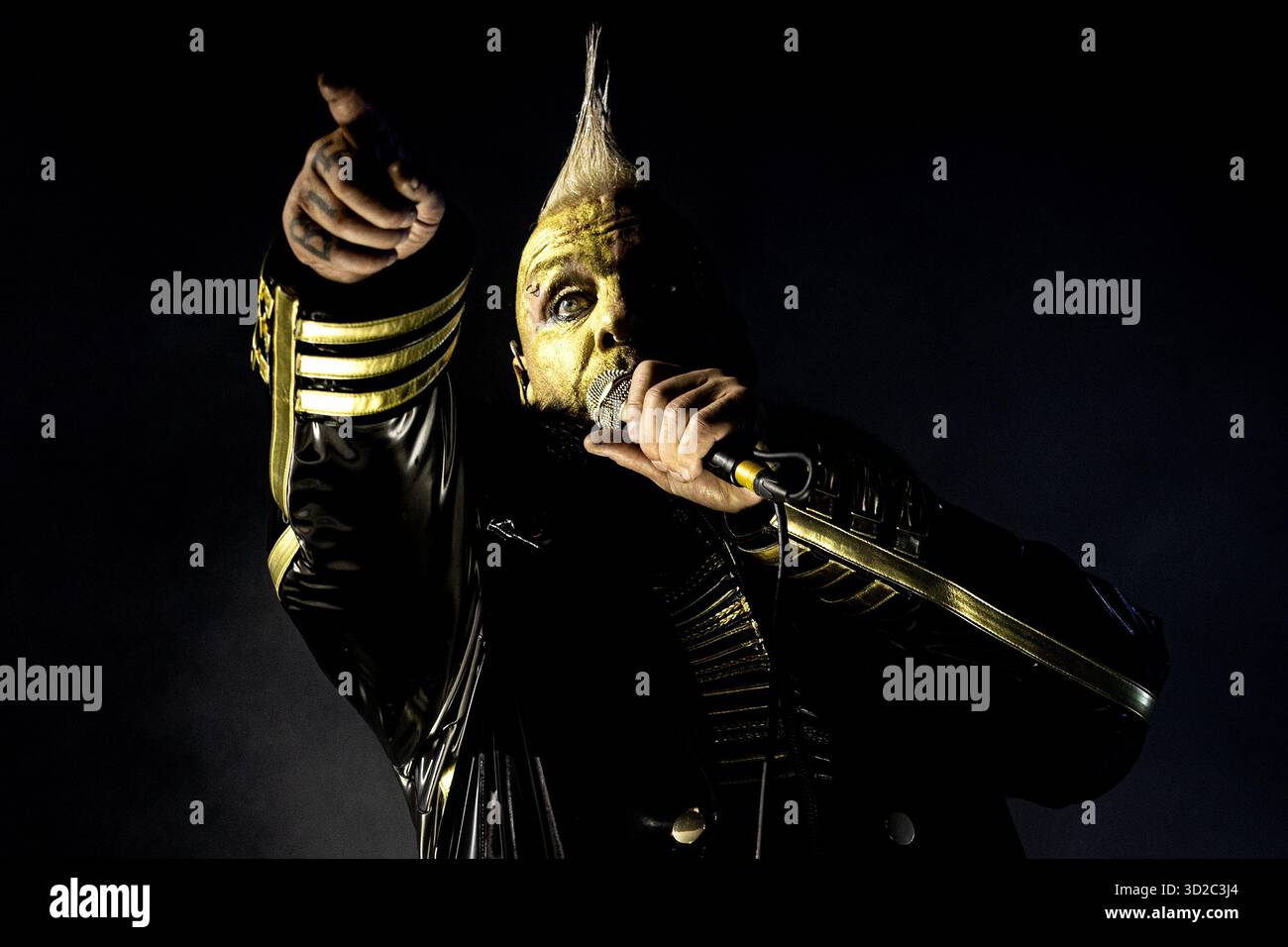 AMSTERDAM - jusqu'à Lindemann lors d'une performance solo (Meine Welt Tour) au Ziggo Dome. Le musicien allemand est surtout connu comme chanteur et auteur-compositeur du groupe Rammstein. ANP RAMON VAN FLYMEN netherlands Out - belgique Out Credit : ANP/Alamy Live News Banque D'Images