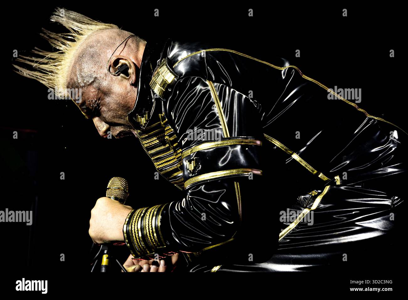 AMSTERDAM - jusqu'à Lindemann lors d'une performance solo (Meine Welt Tour) au Ziggo Dome. Le musicien allemand est surtout connu comme chanteur et auteur-compositeur du groupe Rammstein. ANP RAMON VAN FLYMEN netherlands Out - belgique Out Credit : ANP/Alamy Live News Banque D'Images