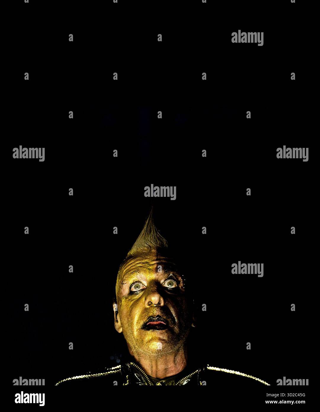 AMSTERDAM - jusqu'à Lindemann lors d'une performance solo (Meine Welt Tour) au Ziggo Dome. Le musicien allemand est surtout connu comme chanteur et auteur-compositeur du groupe Rammstein. ANP RAMON VAN FLYMEN netherlands Out - belgique Out Credit : ANP/Alamy Live News Banque D'Images