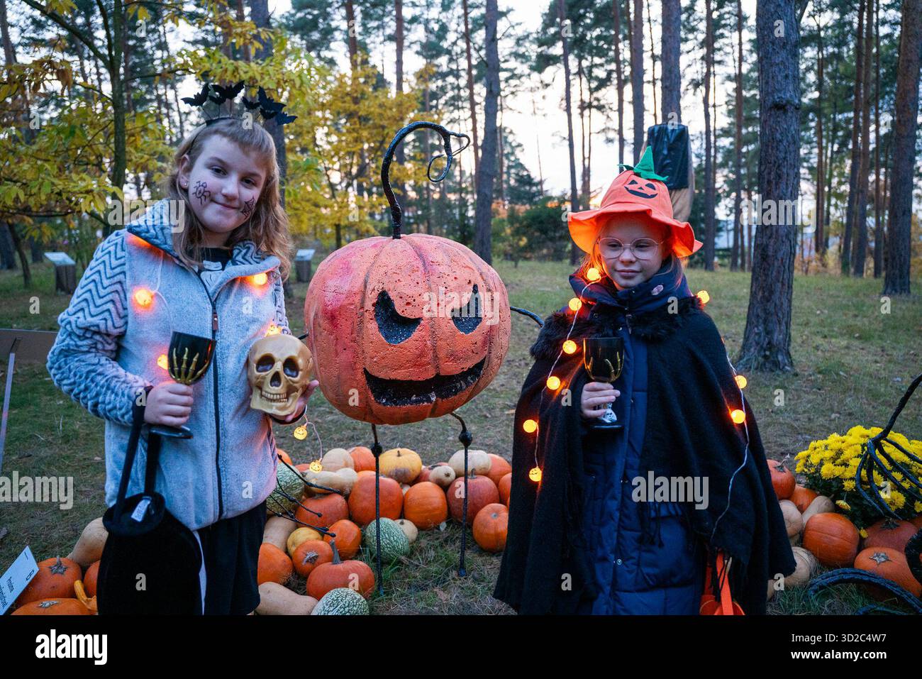 Prague, République tchèque. 31 octobre 2025. Des enfants posent pour une photo devant une exposition d'Halloween dans un jardin botanique de Prague, République tchèque, Oct. 31, 2025. Les gens ont apprécié beaucoup de plaisir et de jeux au jardin botanique pendant les célébrations du festival d'Halloween. Crédit : Dana Kesnerova/Xinhua/Alamy Live News Banque D'Images