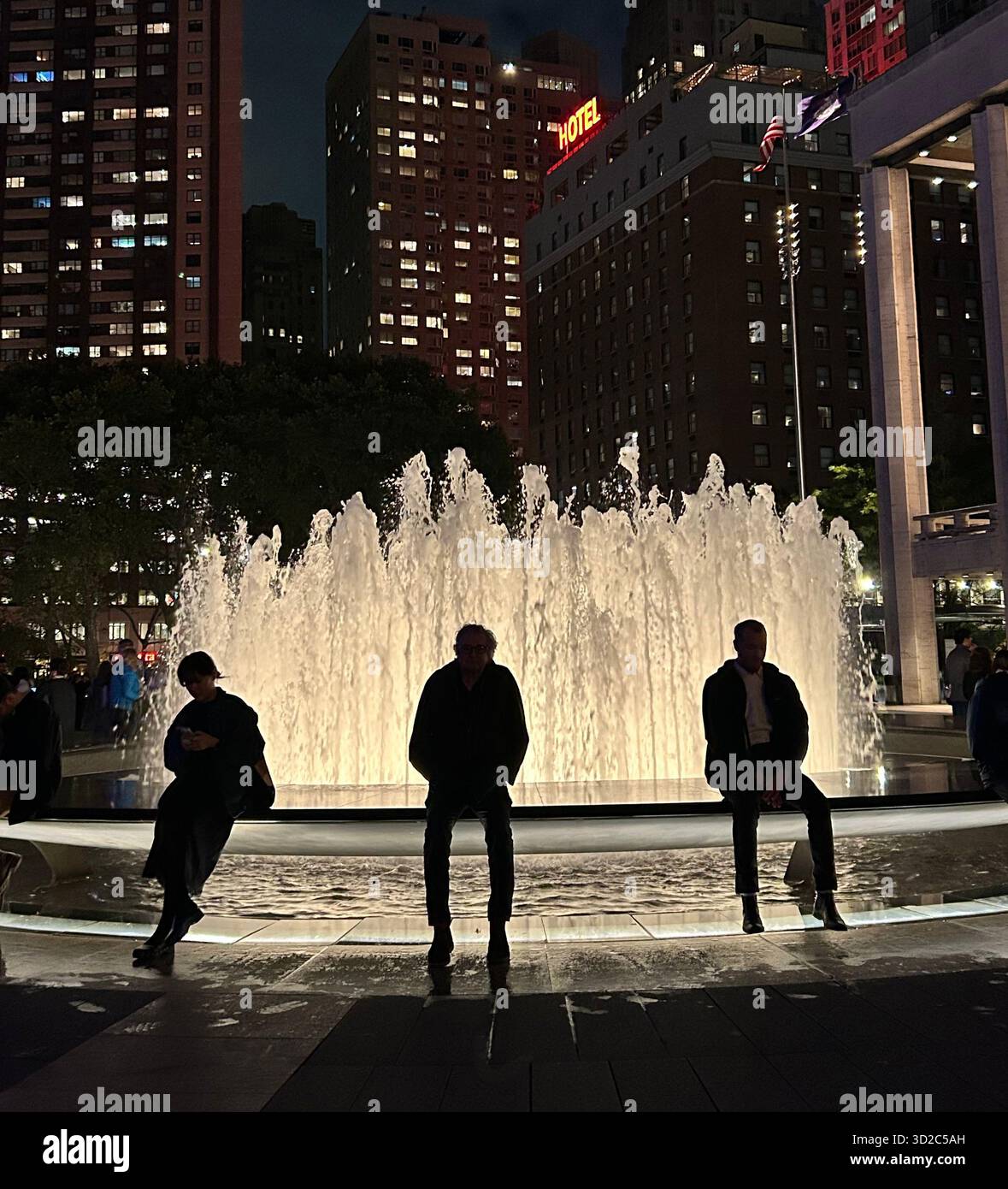 The Metropolitan Opera House, Lincoln Center NYC - vue sur la fontaine Revson et 3 spectateurs la nuit Banque D'Images