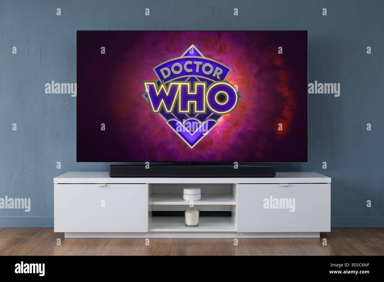 Un téléviseur OLED grand écran montrant la scène d'introduction de la série télévisée Doctor Who, vue dans un salon contemporain. Banque D'Images