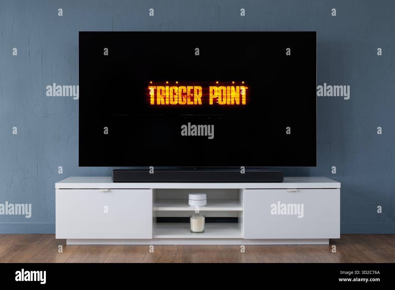 Un téléviseur OLED grand écran montrant la scène d'introduction de la série télévisée Trigger point, vu dans un salon contemporain. Banque D'Images