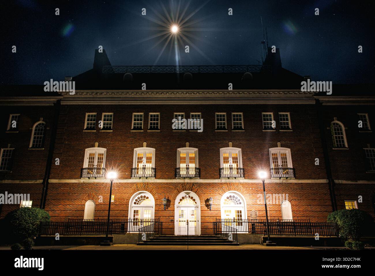 Bâtiment 17, Harry Lee Hall, se prélasse au clair de lune et les étoiles sur la base du corps des Marines Quantico, Virginie, Oct. 3, 2025. Aujourd'hui, le bâtiment est un monument chargé d'histoire qui détient une valeur historique pour le corps des Marines. Mais il y a un autre côté à Harry Lee Hall qui abrite quelque chose de plus paranormal. (Photo du corps des Marines des États-Unis par le Cpl Braydon Rogers) Banque D'Images