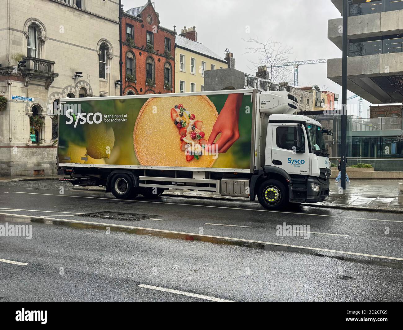 Dublin, Irlande - 20 octobre 2025 : camion de livraison Sysco Ireland au bord de la route. Banque D'Images