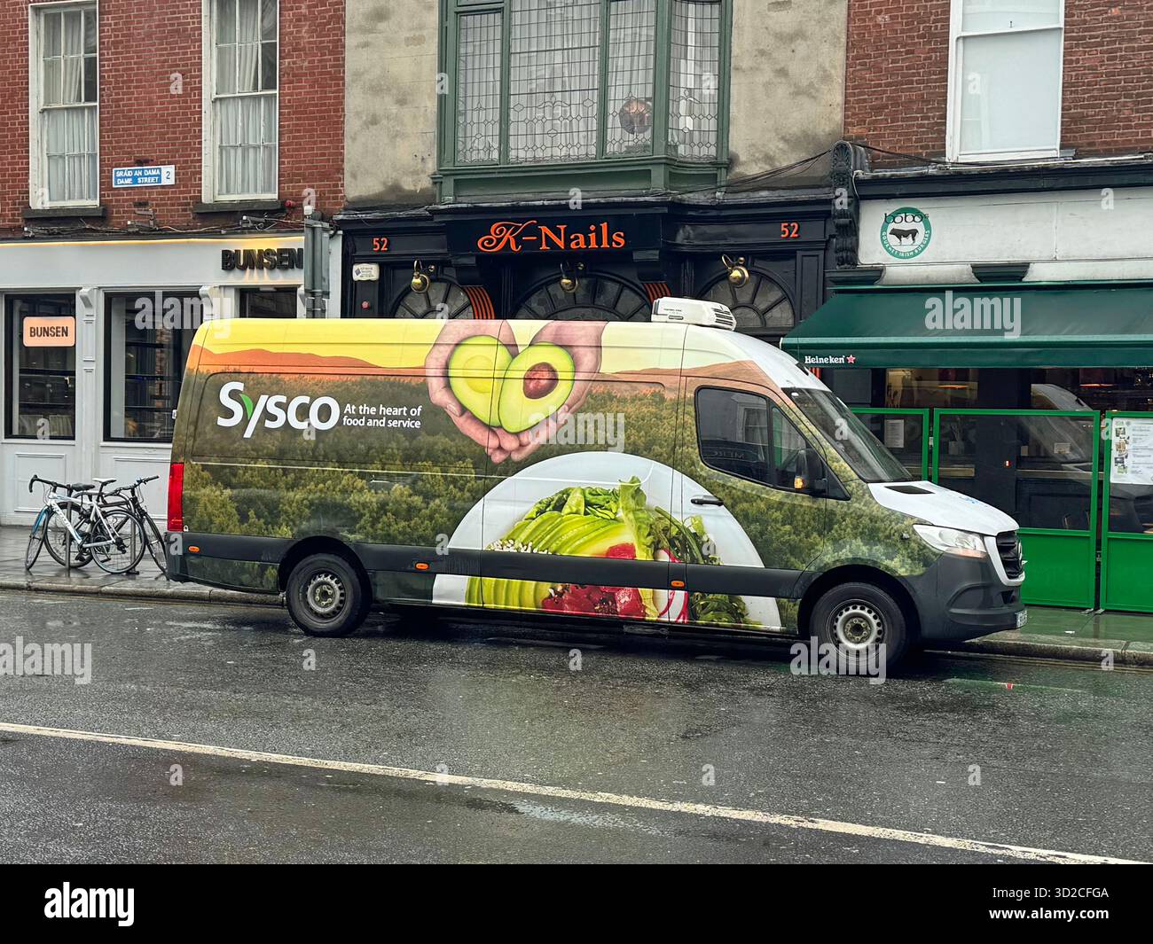 Dublin, Irlande - 20 octobre 2025 : fourgon de livraison Sysco Ireland garé au bord de la route. Banque D'Images