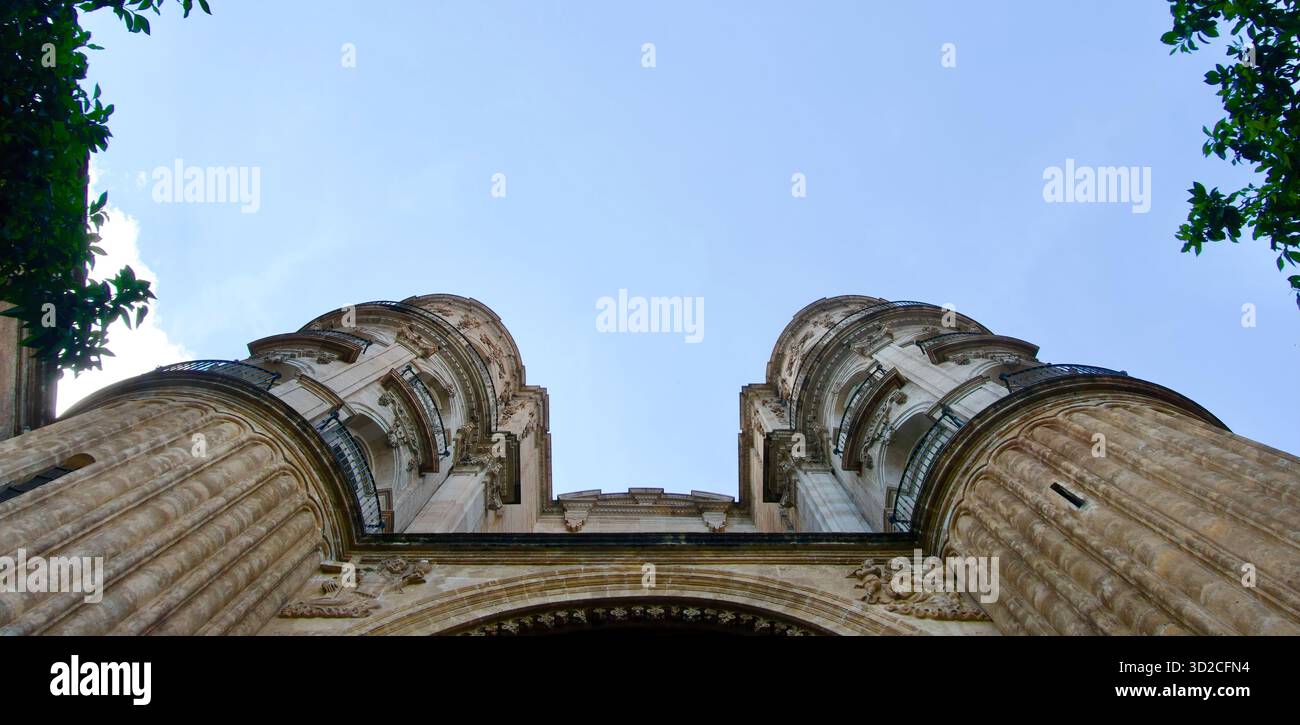 En regardant les tours au-dessus de l'entrée de façade latérale de la cathédrale de Málaga conçue par l'architecte Diego de Siloe Malaga Andalousie Espagne Europe Banque D'Images
