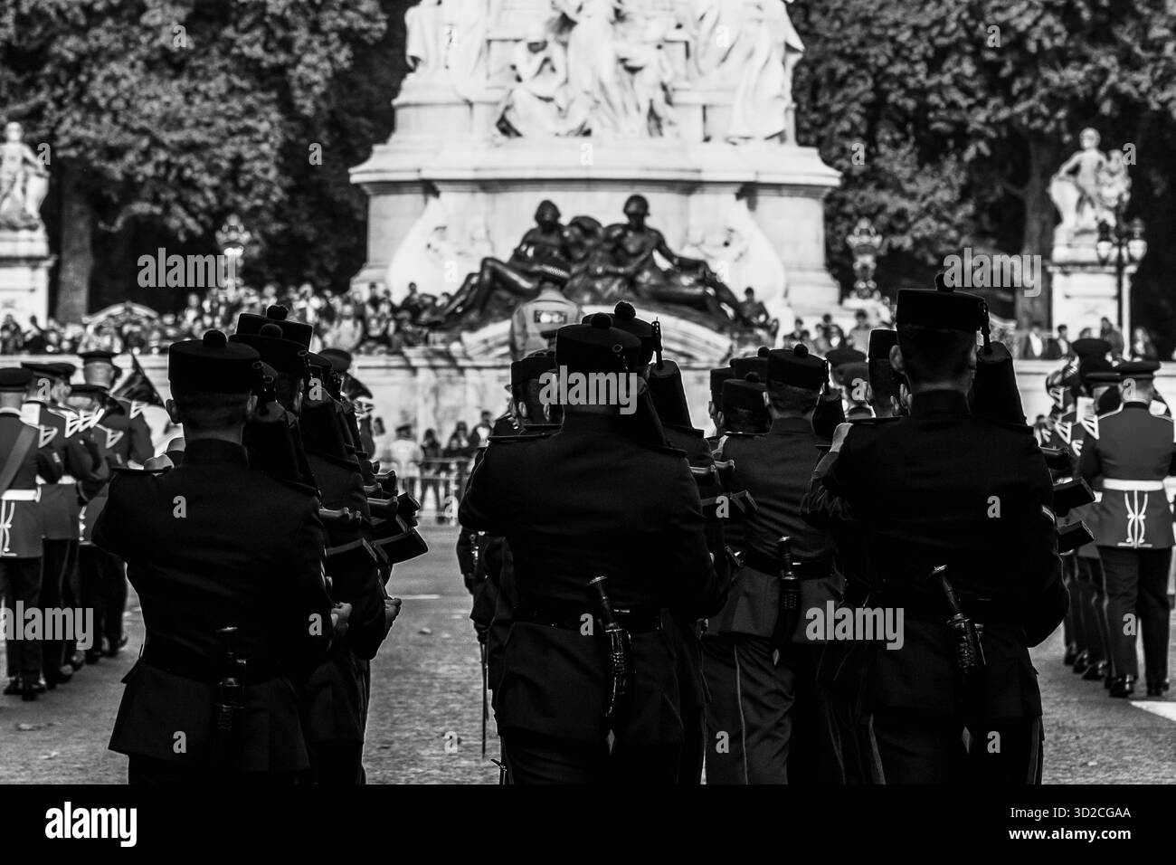 Buckingham Palace, Londres, Royaume-Uni - 17 octobre 2022 - image représentant l'immense et emblématique attraction touristique : cérémonie de la relève de la garde. Banque D'Images
