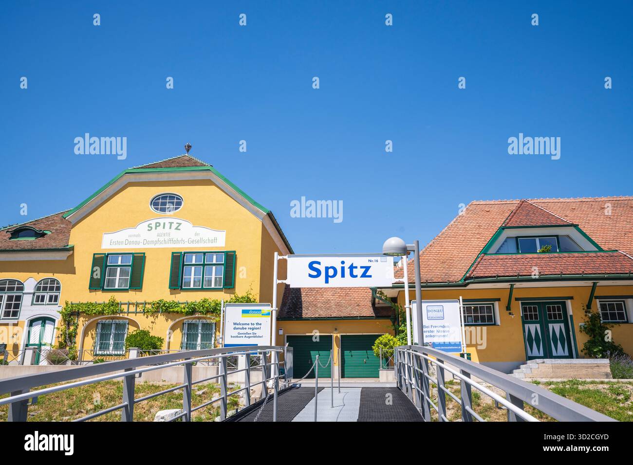 Vallée de la Wachau, Autriche - 29 juin 2019 : une passerelle de bateau de croisière fluviale européen accoste à Spitz an der Donau, une ville marchande au milieu de l'une Banque D'Images