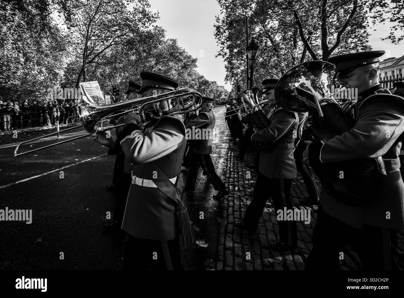 Buckingham Palace, Londres, Royaume-Uni - 16 octobre 2022 - image représentant l'immense et emblématique attraction touristique : la cérémonie de la relève de la garde. Banque D'Images