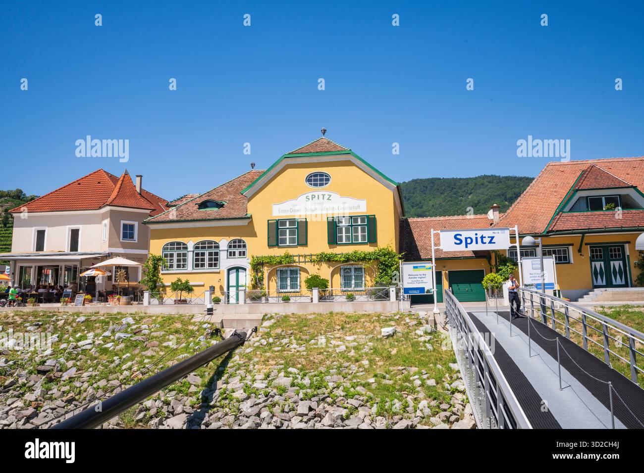 Vallée de la Wachau, Autriche - 29 juin 2019 : une passerelle de bateau de croisière fluviale européen accoste à Spitz an der Donau, une ville marchande au milieu de l'une Banque D'Images