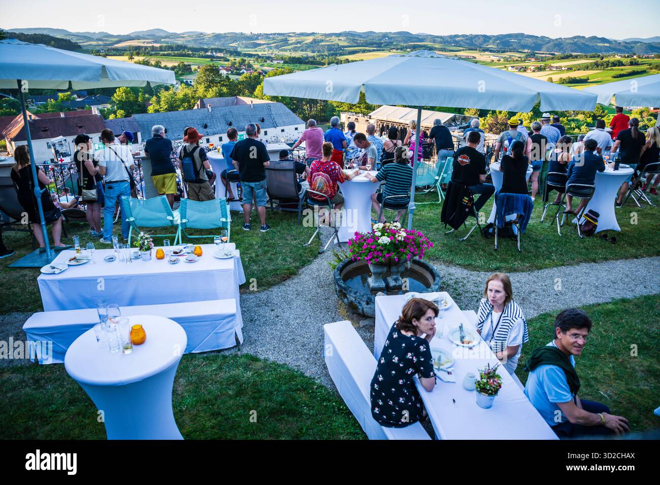Klam, Autriche - 29 juin 2019 : Elegant cocktail Hour au château de Clam précédant le concert de Clam Live. Banque D'Images