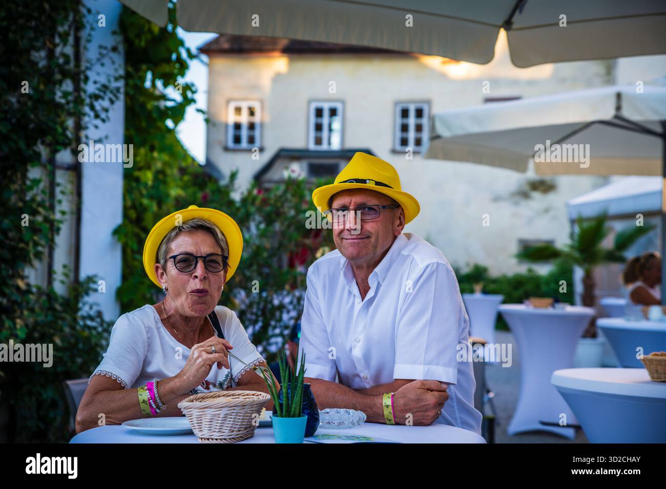 Klam, Autriche - 29 juin 2019 : couple senior grignotant à l'élégante heure du cocktail au château de Clam précédant le concert de Clam Live. Banque D'Images