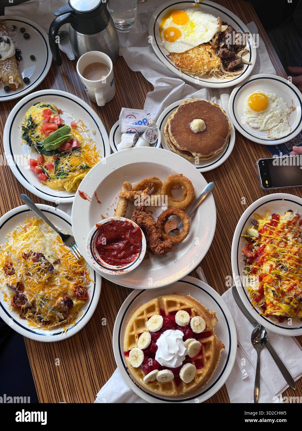 Petit déjeuner américain classique au restaurant IHOP - Image de stock capturée avec un smartphone