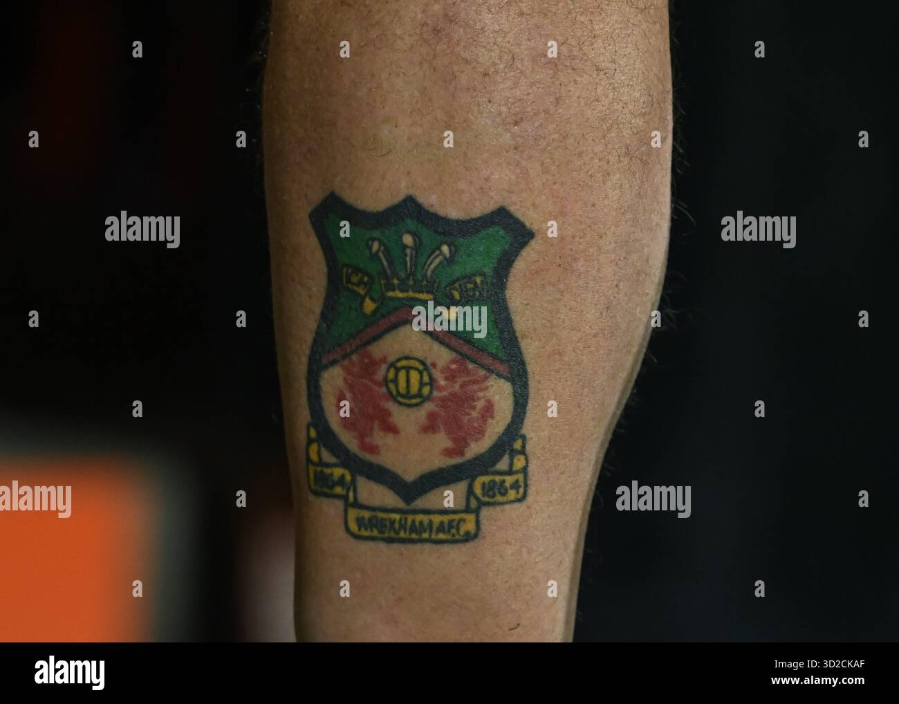 Wrexham, Royaume-Uni. 31 octobre 2025. Un tatouage des fans de Wrexham avant le match du championnat Wrexham vs Coventry City Sky Bet au Stok CAE Ras, Wrexham. Le crédit photo devrait se lire : Simon Bellis/Sportimage crédit : Sportimage Ltd/Alamy Live News Banque D'Images