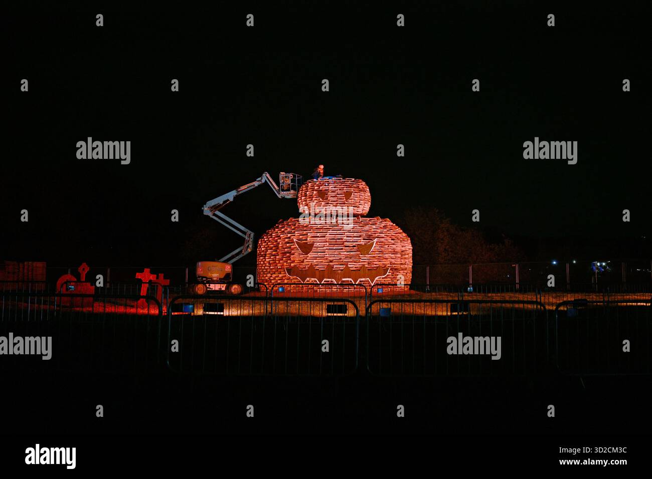 Londres, Royaume-Uni. 31 octobre 2025. Feu de joie au Ally Pally Fireworks & Drone Festival 2025 - Halloween Spooktacular avec spectacle d'animation, foire, nourriture de rue et l'emblématique toile de fond panoramique de la ville à l'Alexandra Palace Park à Londres, en Angleterre. (Photo de 李世惠/Voir Li/Picture Capital) crédit : Voir Li/Picture Capital/Alamy Live News Banque D'Images