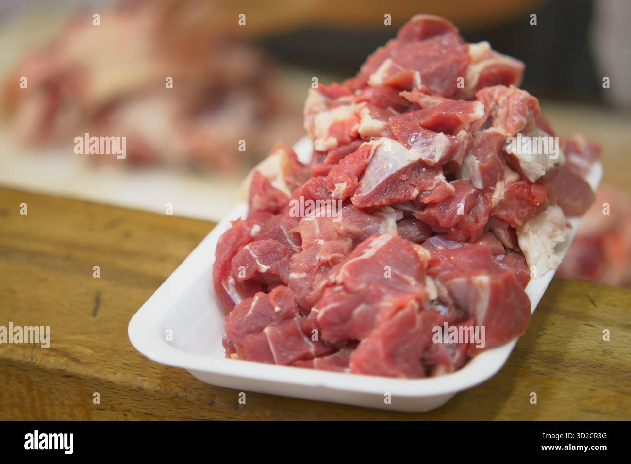 Morceaux de viande frais exposés à un étal de marché Banque D'Images