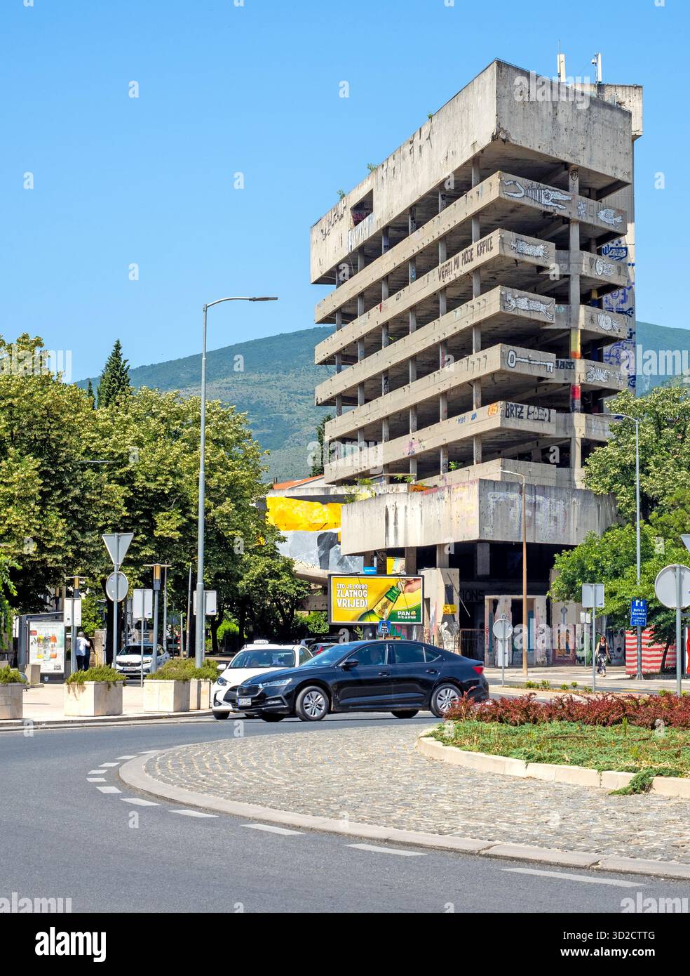 La tour dite Sniper (l'ancienne banque de Ljubljanska) vue de la place espagnole à Mostar Banque D'Images