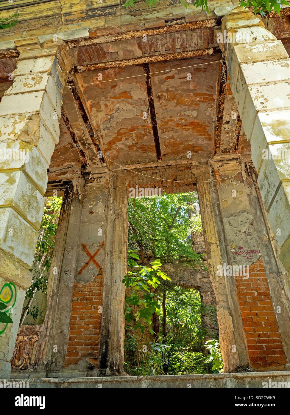 Les ruines de la bibliothèque universitaire de Mostar sur la place espagnole de Mostar Banque D'Images
