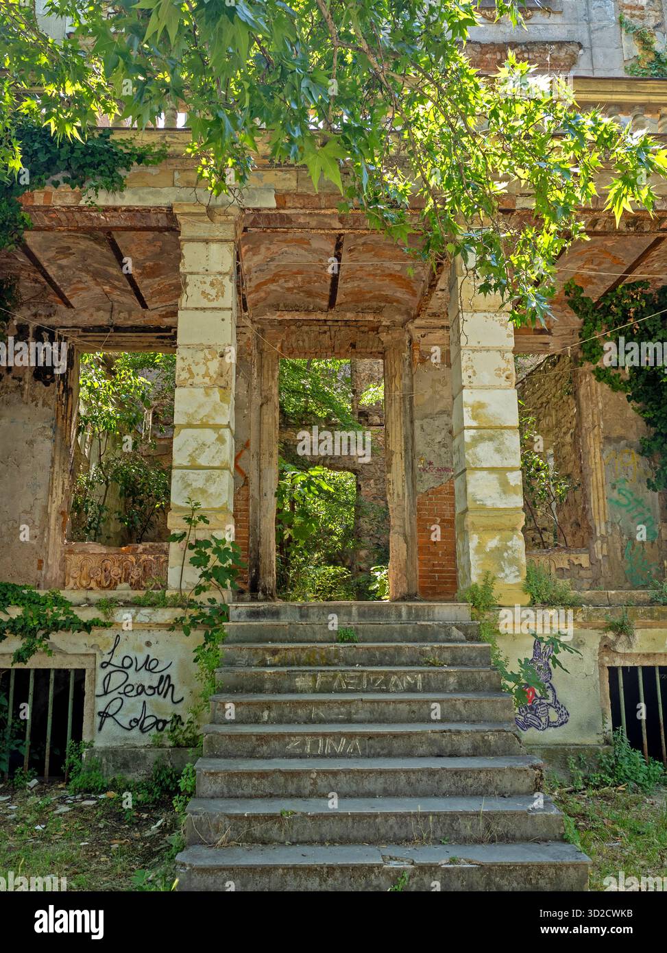 Les ruines de la bibliothèque universitaire de Mostar sur la place espagnole de Mostar Banque D'Images