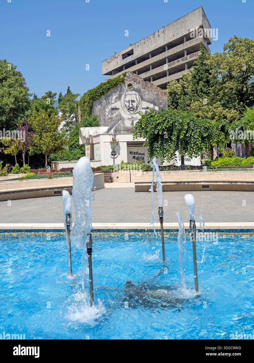 La tour dite Sniper (l'ancienne banque de Ljubljanska) vue de la place espagnole à Mostar Banque D'Images