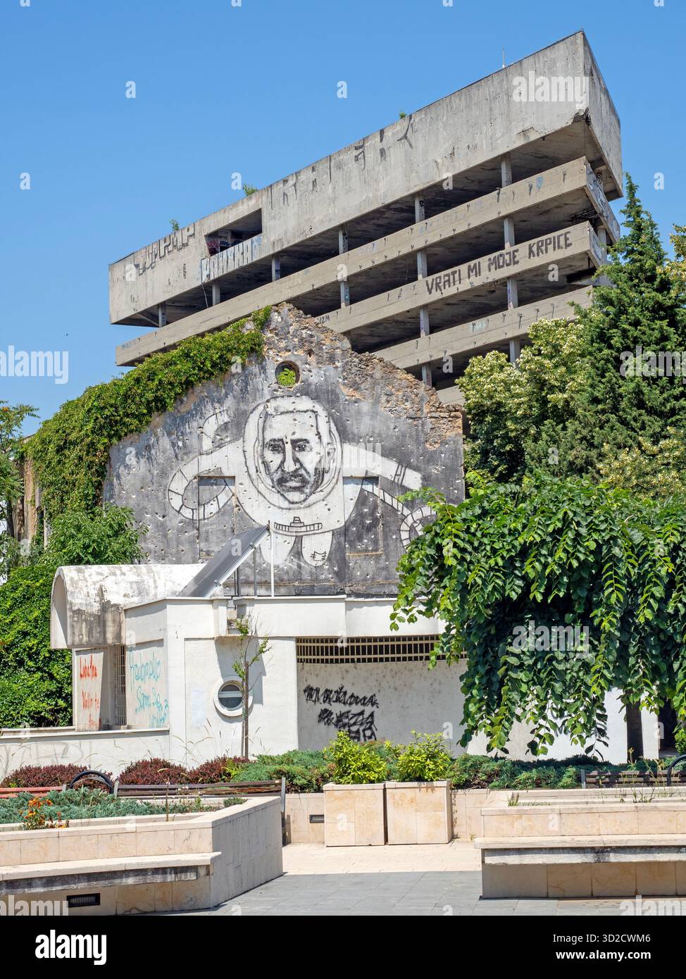 La tour dite Sniper (l'ancienne banque de Ljubljanska) vue de la place espagnole à Mostar Banque D'Images