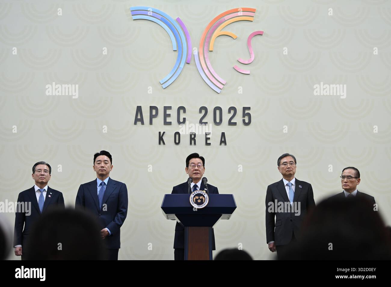 Gyeongju, Corée du Sud. 01 novembre 2025. Kim Yong Bum (de gauche à droite), chef du personnel de la politique présidentielle, se tient à côté de Kang Hoon Sik, chef du personnel du bureau présidentiel, Lee Jae Myung, président de la Corée du Sud, Cho Hyun, ministre des Affaires étrangères de la Corée du Sud, et Wi Sung Lac, directeur du Bureau de la sécurité nationale de la Corée du Sud, alors que Lee parle lors d'une conférence de presse. Lee commentait la fin du sommet de la Communauté économique Asie-Pacifique (APEC), présidé par la Corée du Sud en 2025. Crédit : Johannes Neudecker/dpa/Alamy Live News Banque D'Images