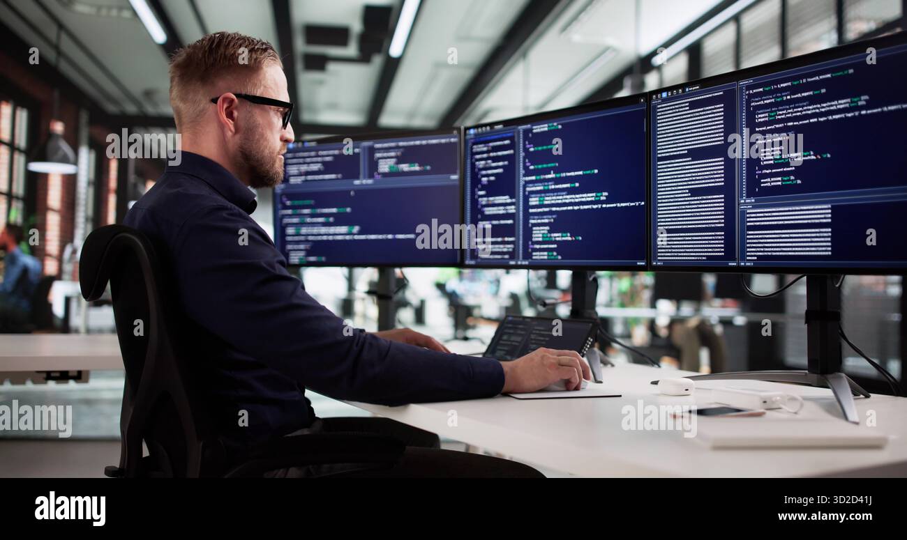 Spécialiste de la transformation numérique travaillant sur le langage de codage chez Office Computer Banque D'Images