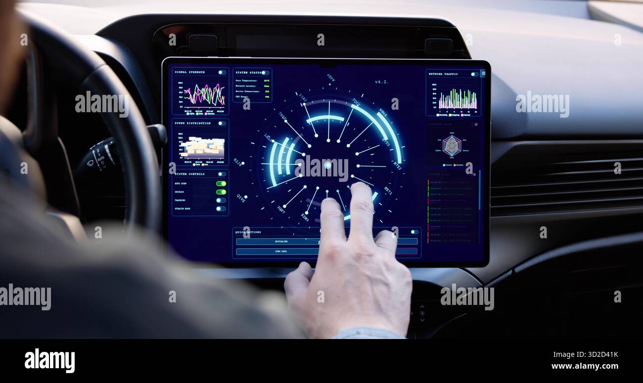 Homme navigant voiture autonome avec interface technologique de tableau de bord à écran tactile futuriste. Banque D'Images