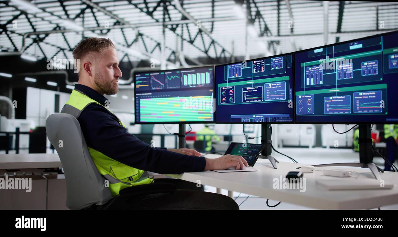 Ingénieur dans une usine industrielle utilise un logiciel informatique pour le contrôle de processus Banque D'Images