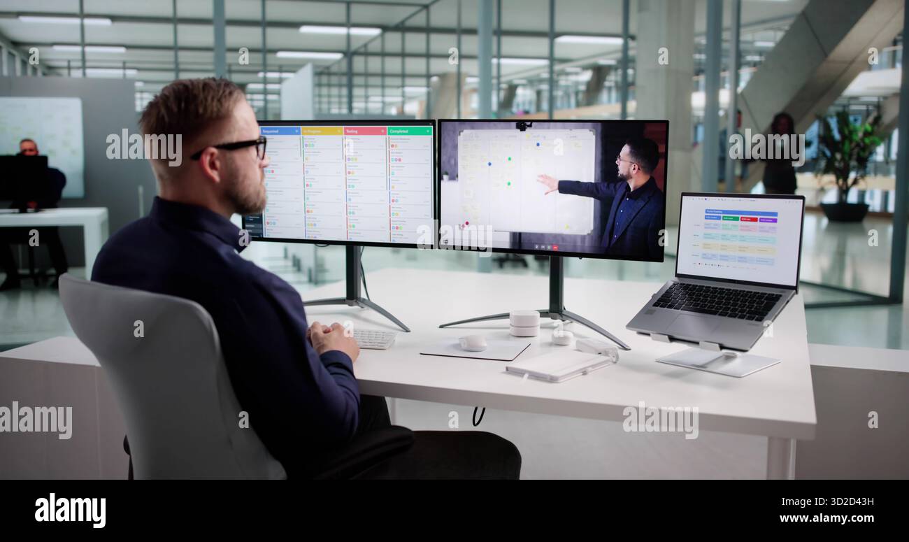 Young Man Learning Agile méthodologie en ligne avec Virtual Trainer Coach. Banque D'Images