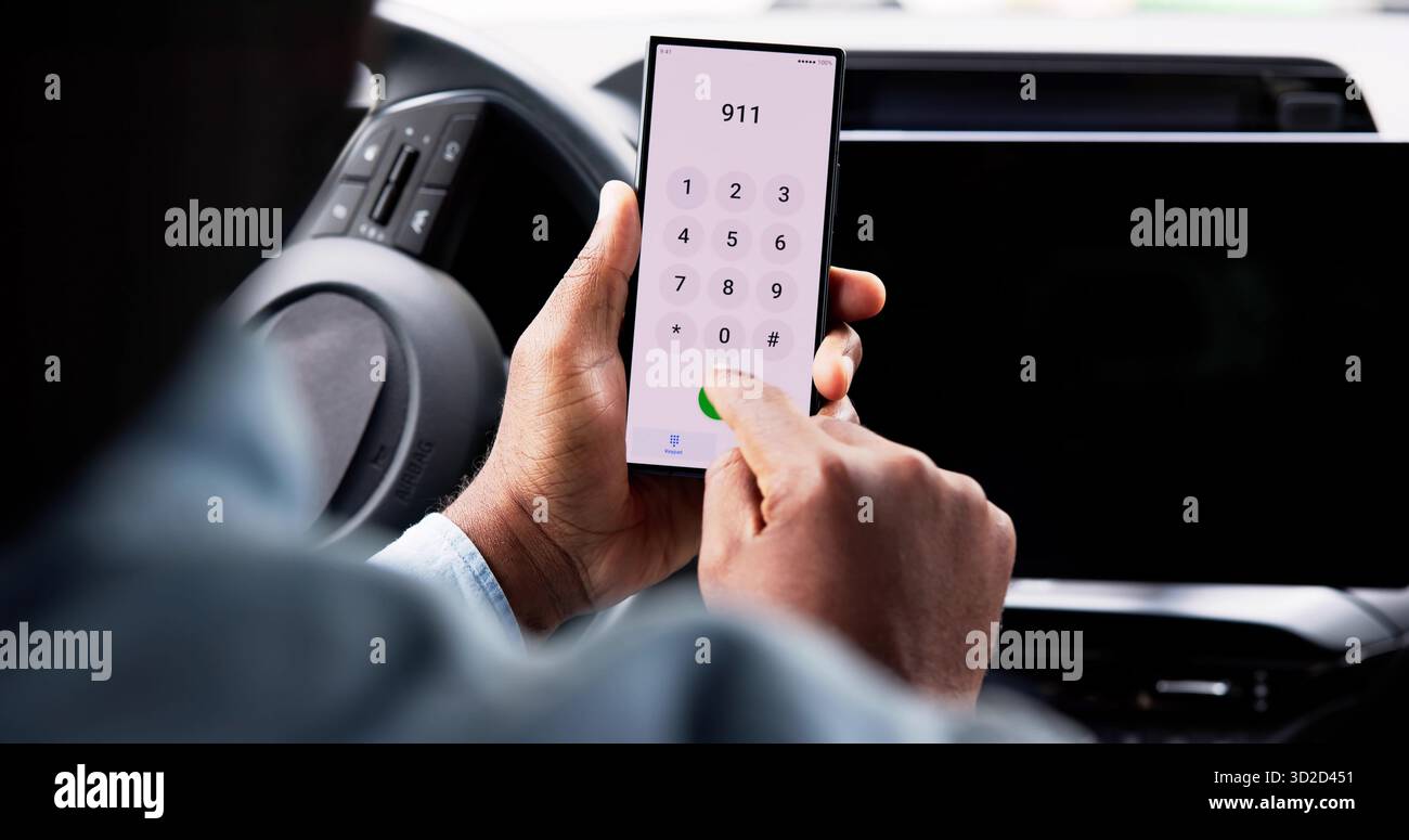 Homme afro-américain tenant smartphone, en composant le 911 pour l'aide de la police Banque D'Images