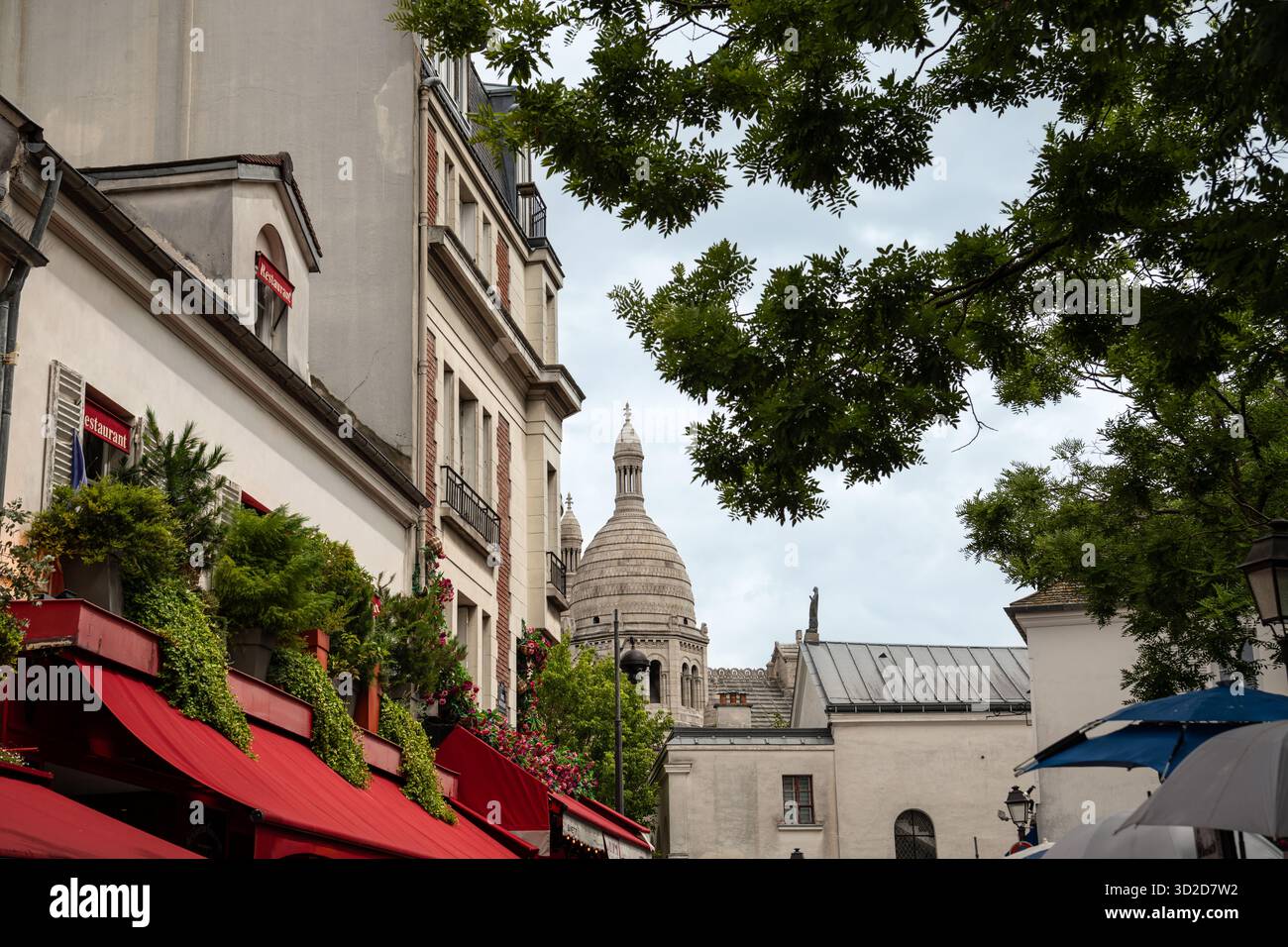 Façades de café et Dôme du Sacré-Cœur de la place du Tertre à Montmartre – Paris, France Banque D'Images