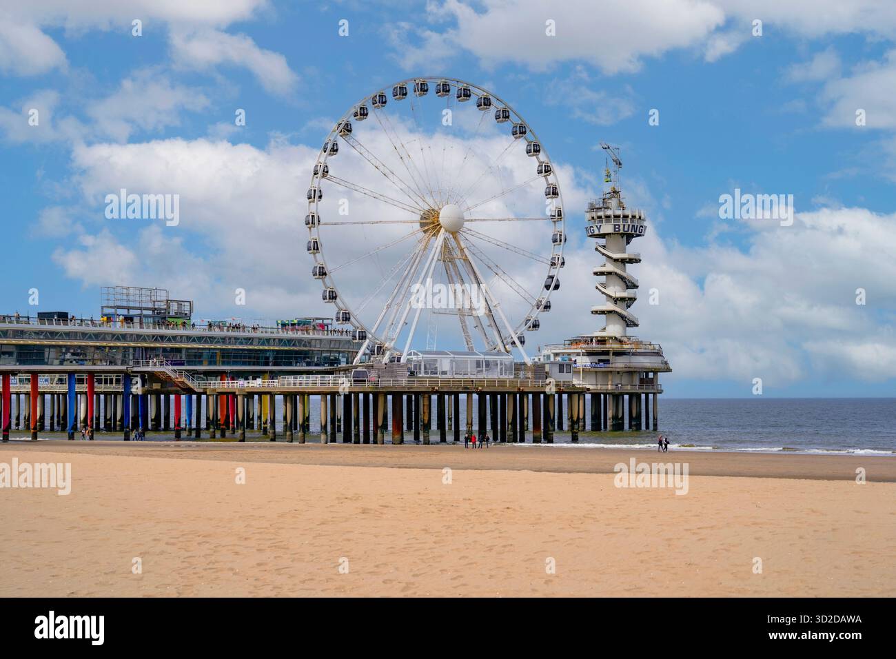 Grande roue et tour de saut à l'élastique sur la plage de la mer du Nord, la Haye, pays-Bas Banque D'Images