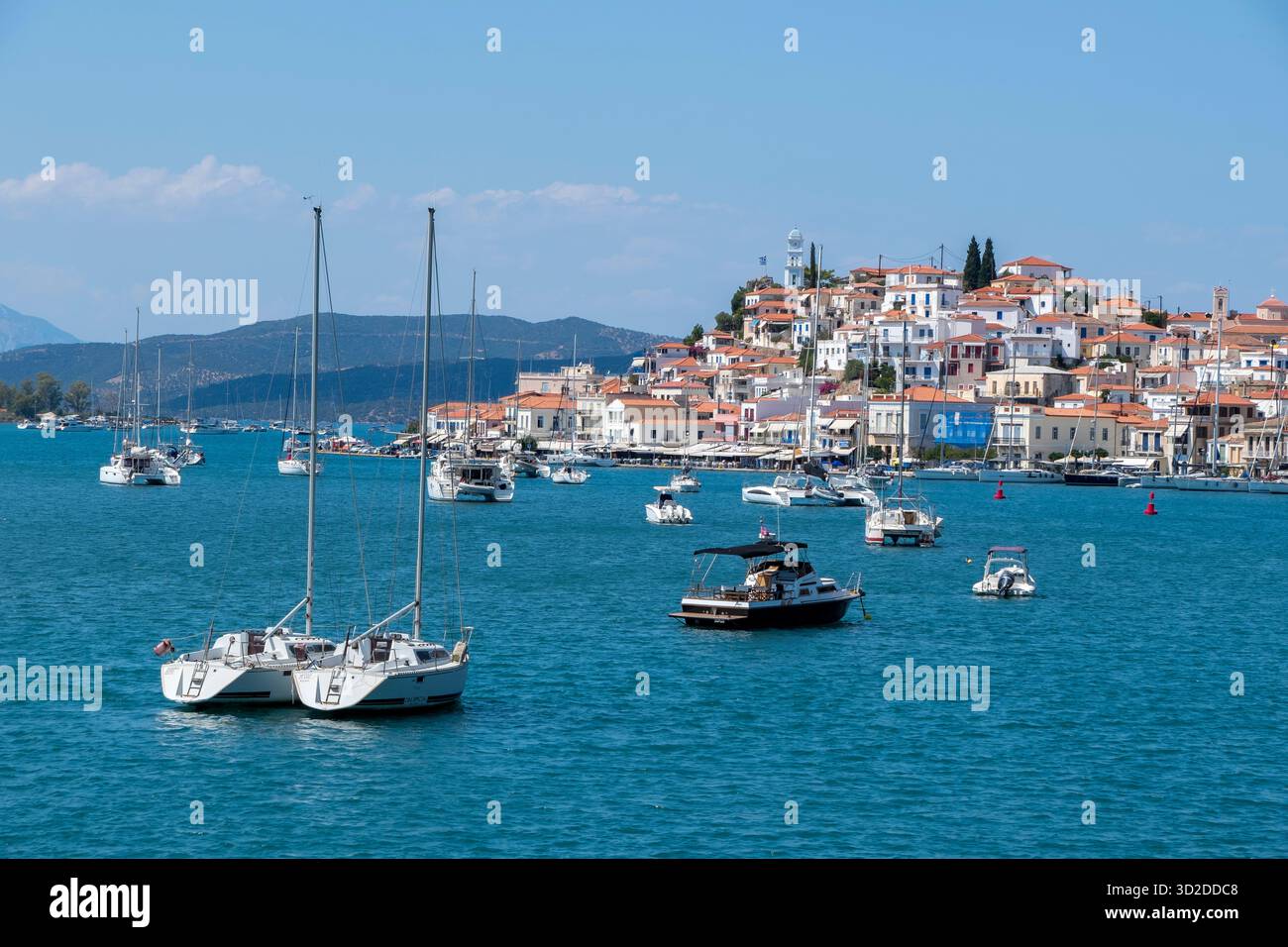 Bateaux à l'ancre et vue sur l'île de Poros, Grèce Banque D'Images